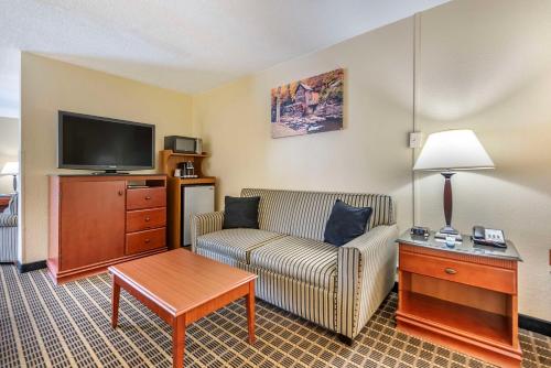a living room with a couch and a tv at Best Western Plus Bridgeport Inn in Bridgeport
