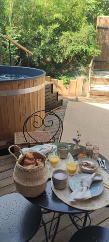 Una mesa de picnic con una cesta de comida encima. en Coeur de ferme en Pévèle, en Attiches