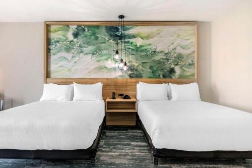 dos camas sentadas una al lado de la otra en una habitación en Best Western Plus Winter Haven Inn & Suites, en Winter Haven