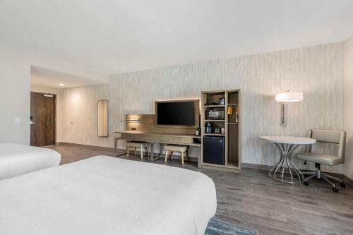 Postel nebo postele na pokoji v ubytování Best Western Plus Winter Haven Inn & Suites