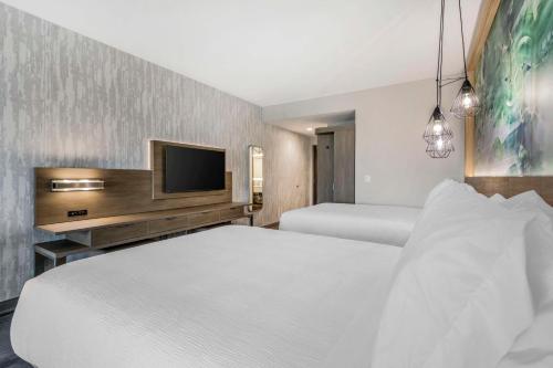 Postel nebo postele na pokoji v ubytování Best Western Plus Winter Haven Inn & Suites