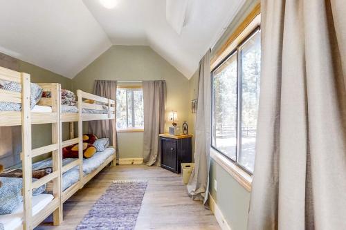 クレセントにあるBig Pine Retreatの二段ベッド2台と窓が備わる客室です。