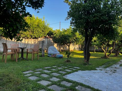 a garden with a table and chairs and a tree at Chateau Sukaj in Laknas