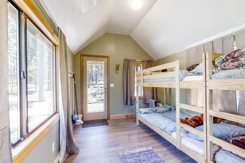 Zimmer mit Etagenbetten in einem Haus in der Unterkunft Hibernation Station at Big Pine Retreat in Crescent
