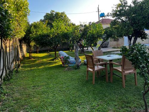 a patio with a table and chairs in a yard at Chateau Sukaj in Laknas