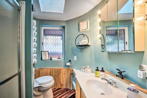 y baño con lavabo y aseo. en A Hobbit Adventure Cabin on Clear Creek, en Black Hawk