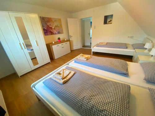 Una cama o camas en una habitación de Ferienhaus Langweid