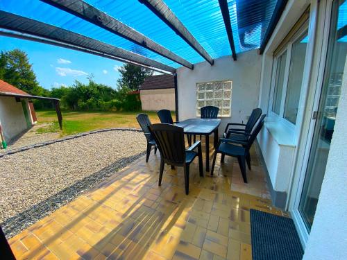 Un balcón o terraza en Ferienhaus Langweid