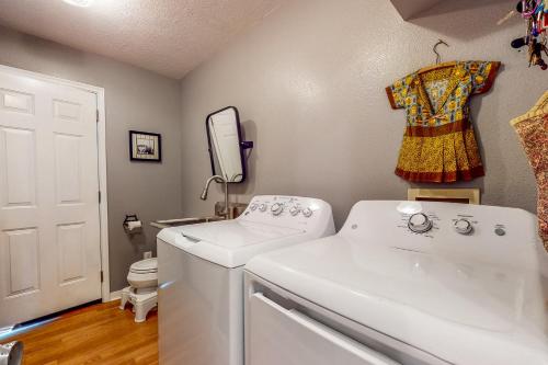 lavadero con lavadora, secadora y espejo en HomeSted Retreat, en Dallas