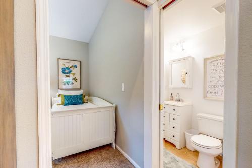 La salle de bains blanche est pourvue de toilettes et d'un lavabo. dans l'établissement HomeSted Cottage, à Dallas