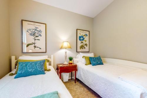 - une chambre avec deux lits et une table avec une lampe dans l'établissement HomeSted Cottage, à Dallas