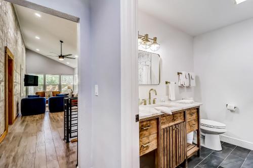 Η κουζίνα ή μικρή κουζίνα στο Downtown Charmer