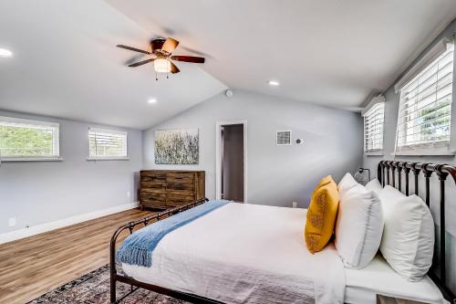 Ένα ή περισσότερα κρεβάτια σε δωμάτιο στο Downtown Charmer