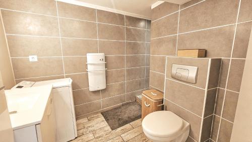 une salle de bain avec toilettes et lavabo dans l'établissement Studio avec terrasse et vrai lit 160x200cm, indépendant calme absolu dans maison de famille, à La Valette-du-Var
