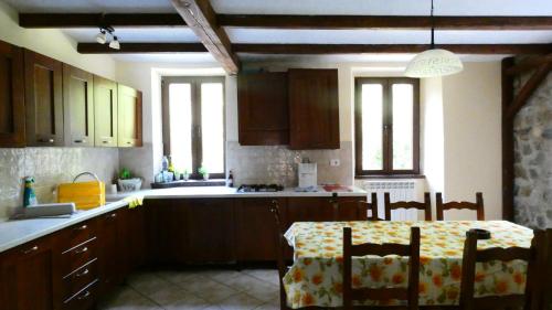 Η κουζίνα ή μικρή κουζίνα στο Giusvalla Forest Village