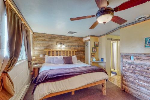 เตียงในห้องที่ Cedaredge Lodge, Cabin 8