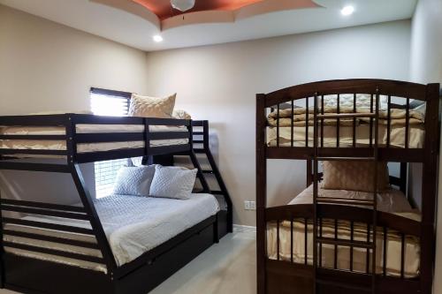 a room with two bunk beds in a room at Timeless Memories in Los Fresnos