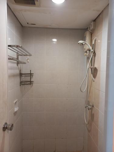 uma casa de banho com uma cabina de duche e um chuveiro em J Room em Pondoktjina 1