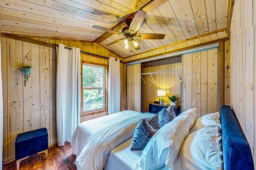 1 dormitorio con 2 camas y ventilador de techo en The Cabin at Monaville, 