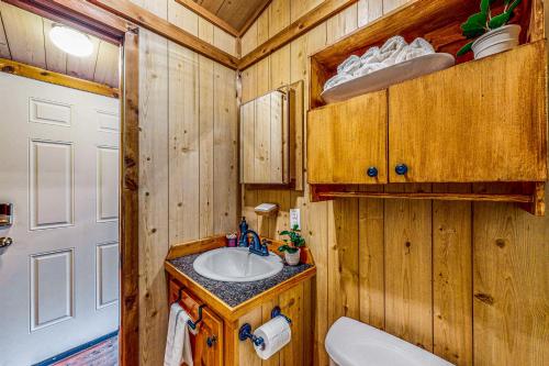 y baño con lavabo y aseo. en The Cabin at Monaville, 