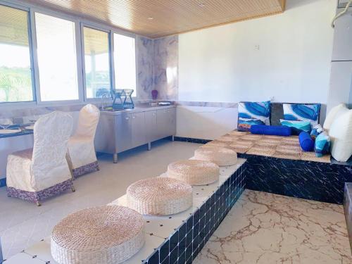 una cocina con 4 taburetes, mesa y sillas en Crystal Beach Hotel en Port Vila