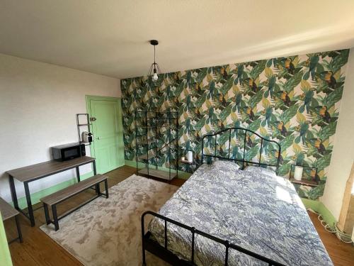 una camera con un letto e una parete con carta da parati di Le Clos des Cadots a Chaintré