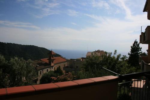 - un balcon avec vue sur une ville et une église dans l'établissement Casa Giulia a Belmonte Calabro, à Belmonte Calabro