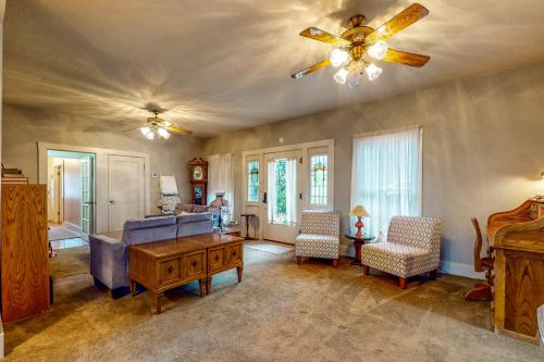 Χώρος καθιστικού στο Forbestown B&B