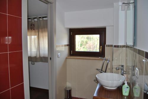 baño con lavabo y ventana en Villa Casarza, en Vasto