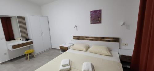 Apartmani Vila Milaris tesisinde bir odada yatak veya yataklar