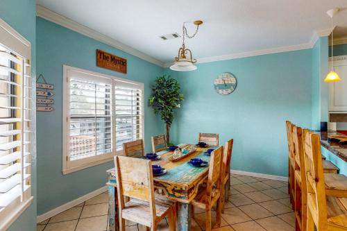 a dining room with a wooden table and chairs at The Mystic in Livingston