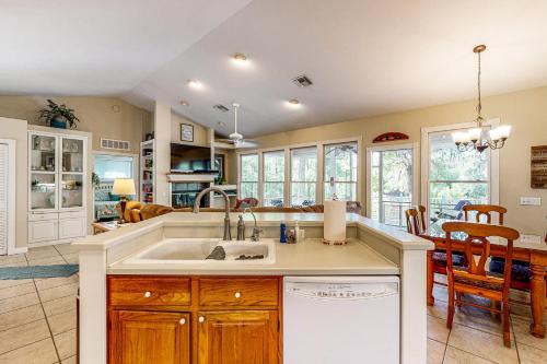 Dapur atau dapur kecil di Suwanee House