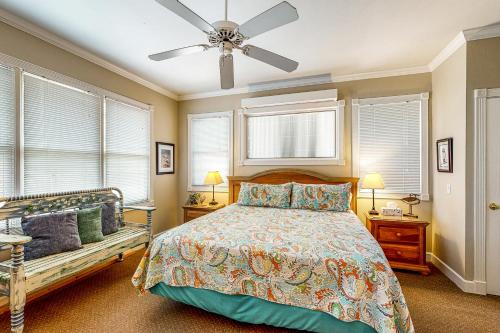 una camera con letto e ventilatore a soffitto di Suwanee House & Riverbend a Bell