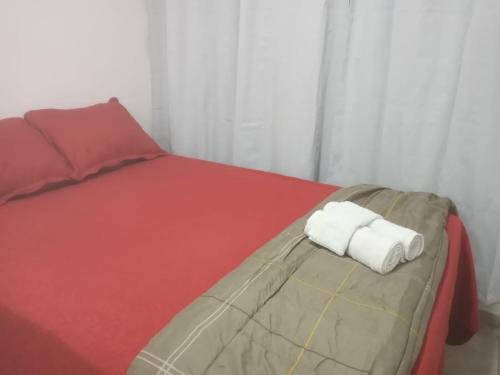 a bed with two towels sitting on top of it at Deslumbrante Apartamento Central in Curitiba