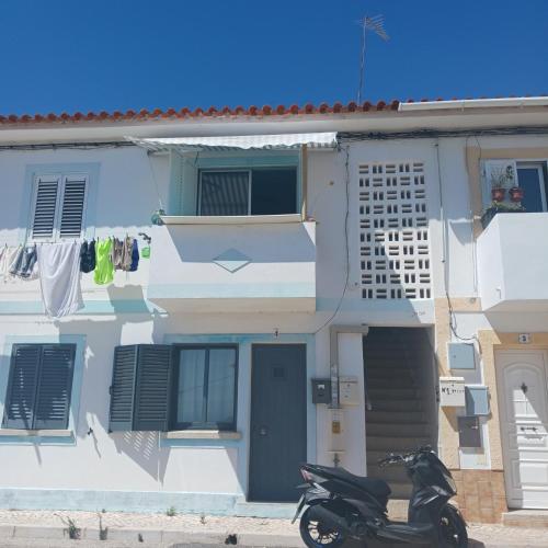 Το κτήριο όπου στεγάζεται  η παραθεριστική κατοικία