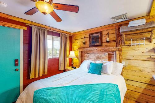 CedaredgeにあるCedaredge Lodge, Cabin 6のベッドルーム1室(ベッド1台、シーリングファン付)