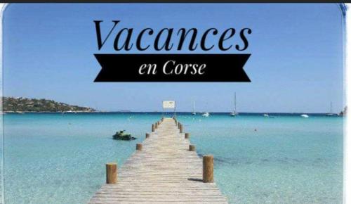 une jetée dans l'océan avec les mots vazones an course dans l'établissement Villa Bella Vista, à Porto-Vecchio