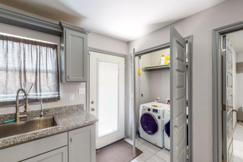 a kitchen with a sink and a washing machine at Pineywood Hollow in Harlingen