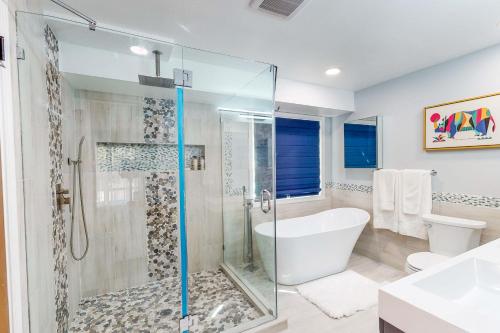 y baño con ducha de cristal y bañera. en The Fern Cabin, en Centralia