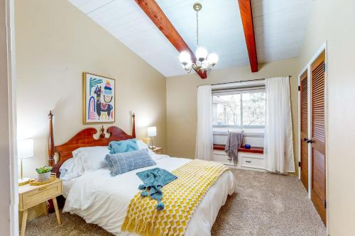 Un dormitorio con una cama grande y una ventana en The Fern Cabin, en Centralia