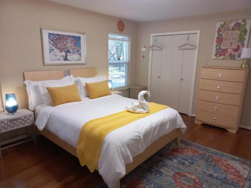 ein Schlafzimmer mit einem großen Bett mit einem Schwan darauf in der Unterkunft Master Bedroom with King Bed-FREE-WiFi-Snack-Parkg in Relaxing Oasis in San Marcos