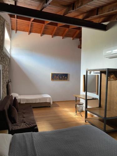 - un salon avec un lit et une table dans l'établissement Armagrandi Hotel Bozcaada-Special Category, à Bozcaada
