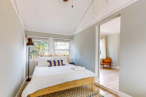 - une chambre avec un lit et une grande fenêtre dans l'établissement The Hideaway, à Fort Lauderdale