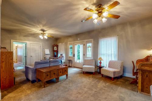 Χώρος καθιστικού στο Forbestown Retreat