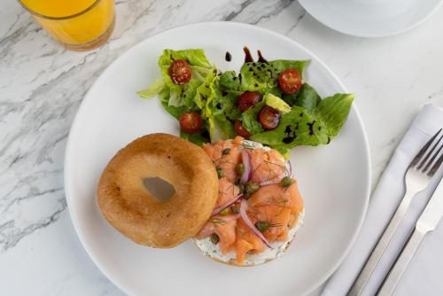un piatto bianco con un bagel, un'insalata e un bagel di Moon Palace Cancun - All Inclusive a Cancún