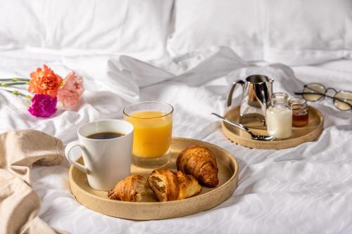 una colazione a base di caffè e croissant su un letto di Moon Palace Cancun - All Inclusive a Cancún