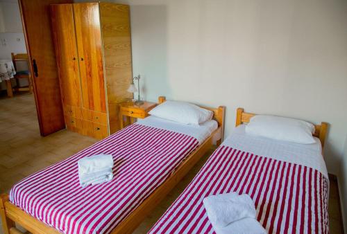 two beds sitting next to each other in a room at Villa Mikra Asia in Poros