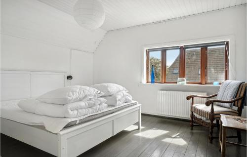 1 dormitorio con 1 cama con sábanas blancas y ventana en 5 Bedroom Cozy Home In Bedsted Thy, en Bedsted Thy