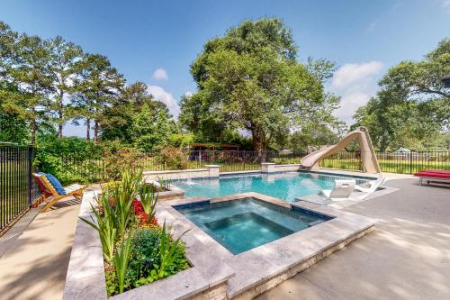 einen Pool mit Rutsche im Hof in der Unterkunft The Quinn House in Tomball