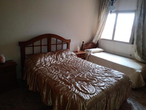 une chambre avec un lit et une fenêtre dans l'établissement Gran ubicación, à San Juan